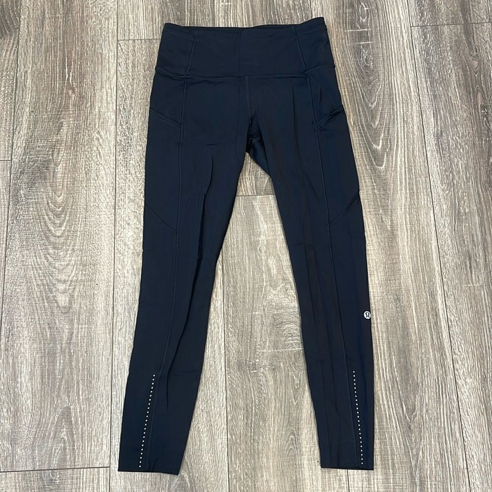Lululemon Size 6 multi pocket reflective dot workout pants